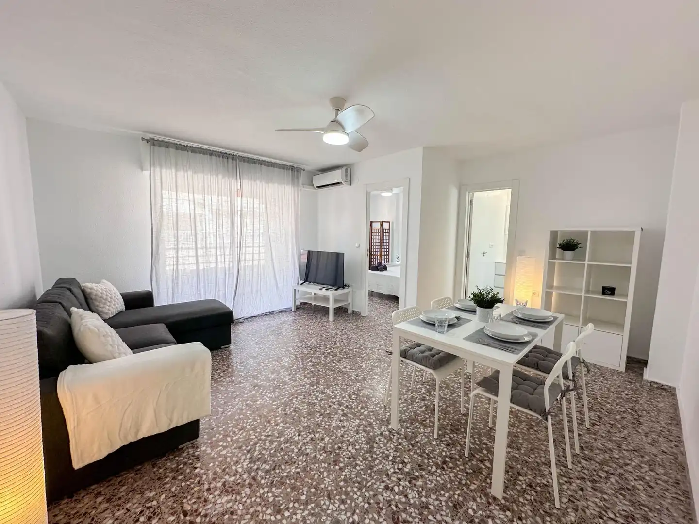 Sala d'estar de Pis de lloguer en Torrevieja amb Aire condicionat, Calefacció i Moblat