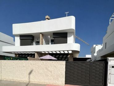 Chalet con piscina en venta en Los Montesinos