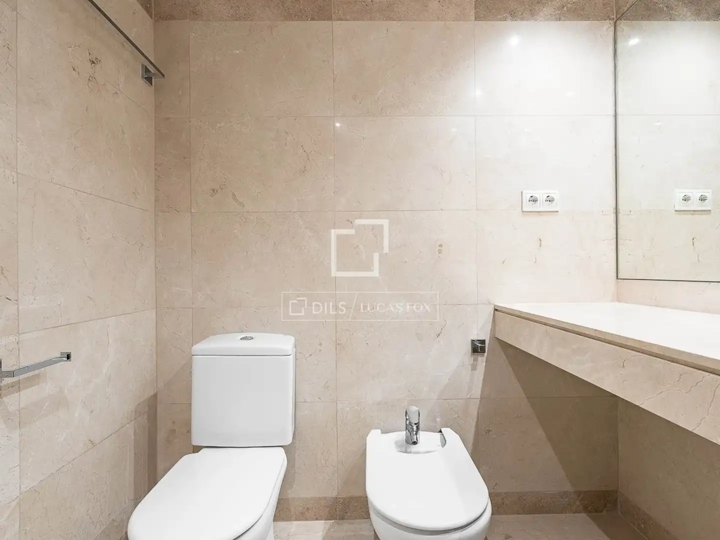 Badezimmer von Wohnung zum Verkauf in Barcelona mit Klimaanlage, Heizung und Abstellraum