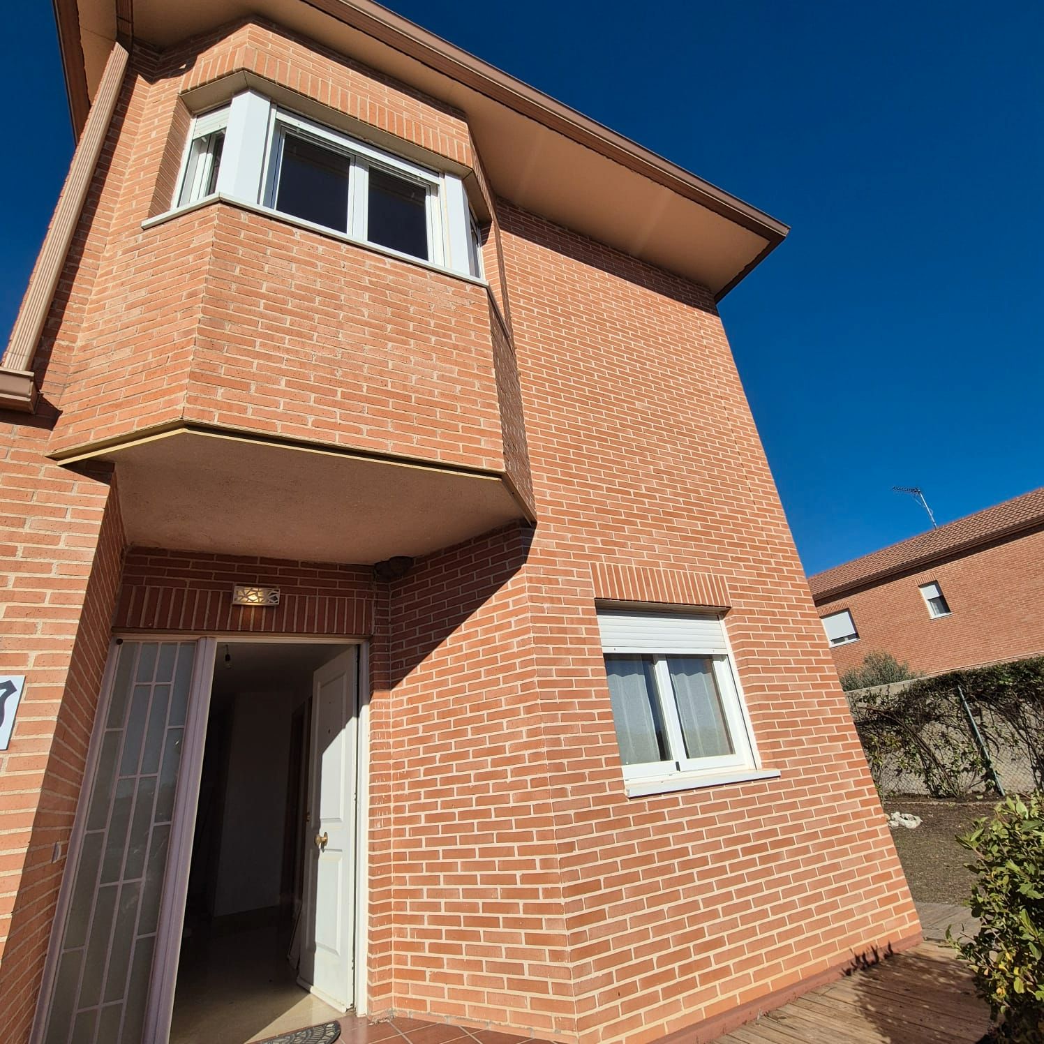 Vista exterior de Casa o xalet en venda en Galápagos amb Calefacció, Jardí privat i Parquet