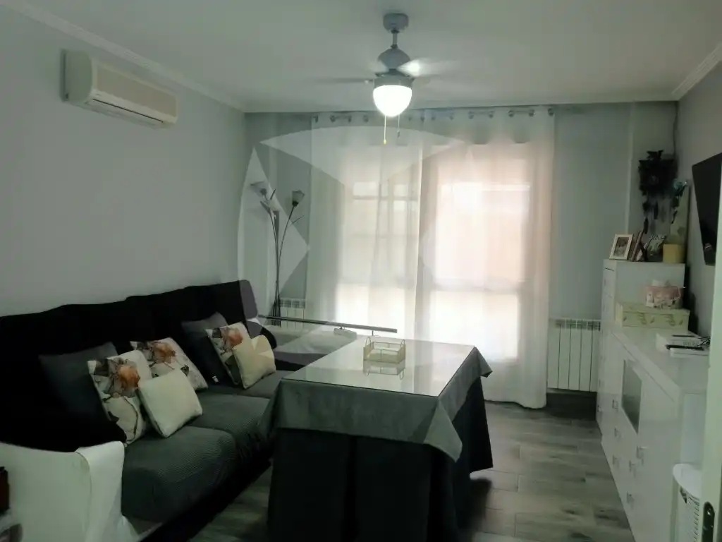 Sala d'estar de Casa adosada en venda en Cáceres amb Terrassa