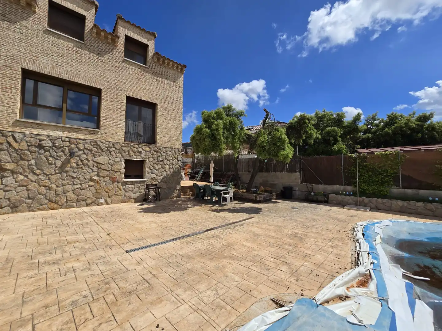 Terrassa de Casa o xalet en venda en Chiloeches amb Calefacció, Jardí privat i Piscina