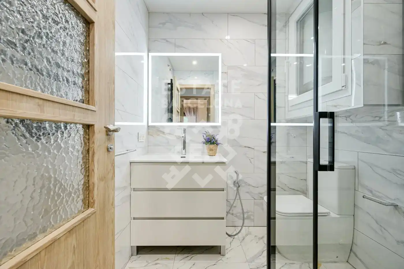Badezimmer von Wohnung zum Verkauf in Lloret de Mar mit Klimaanlage, Heizung und Privatgarten