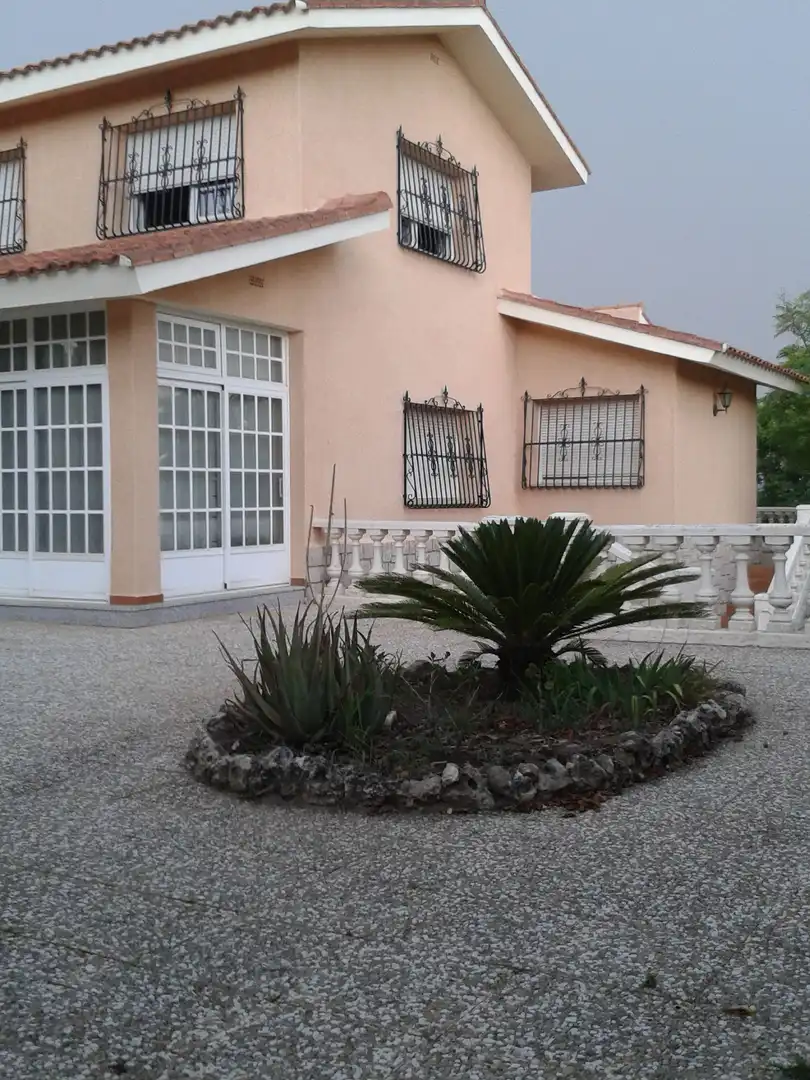 Vista exterior de Casa o xalet en venda en Picassent amb Aire condicionat, Jardí privat i Parquet