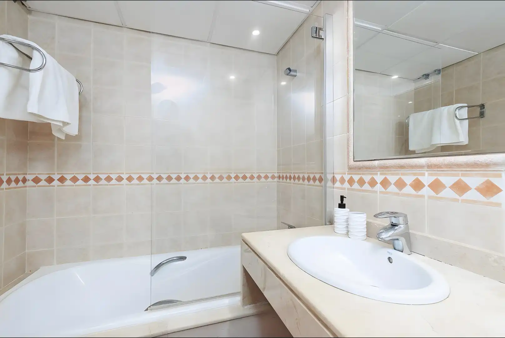 Bathroom of Apartments for rent in Marbella  with Air Conditioner, Terrace and Swimming Pool