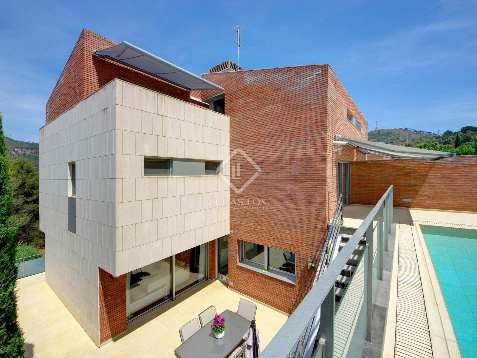 Exterior view of House or chalet for sale in Sant Just Desvern  with Air Conditioner, Heating and Private garden