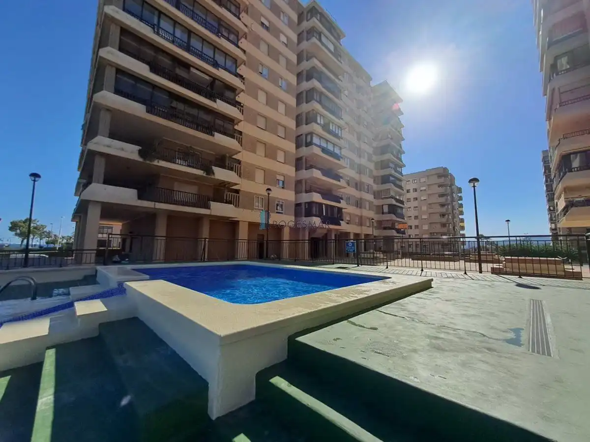 Piscina de Apartament en venda en Benicasim / Benicàssim amb Terrassa, Traster i Piscina comunitària