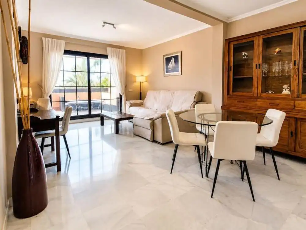 Sala d'estar de Apartament de lloguer en Estepona amb Aire condicionat, Terrassa i Piscina