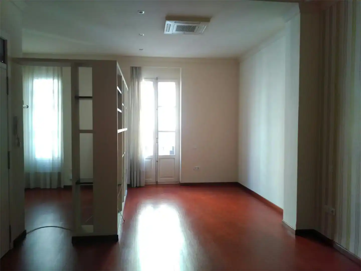 Flat for rent in  Valencia Capital  with Air Conditioner and Balcony