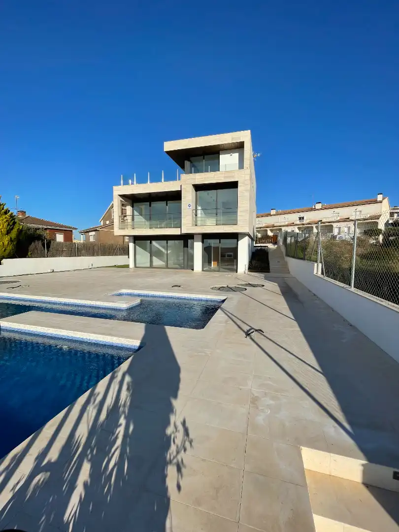 Vista exterior de Casa o xalet de lloguer en El Vendrell amb Aire condicionat, Calefacció i Jardí privat