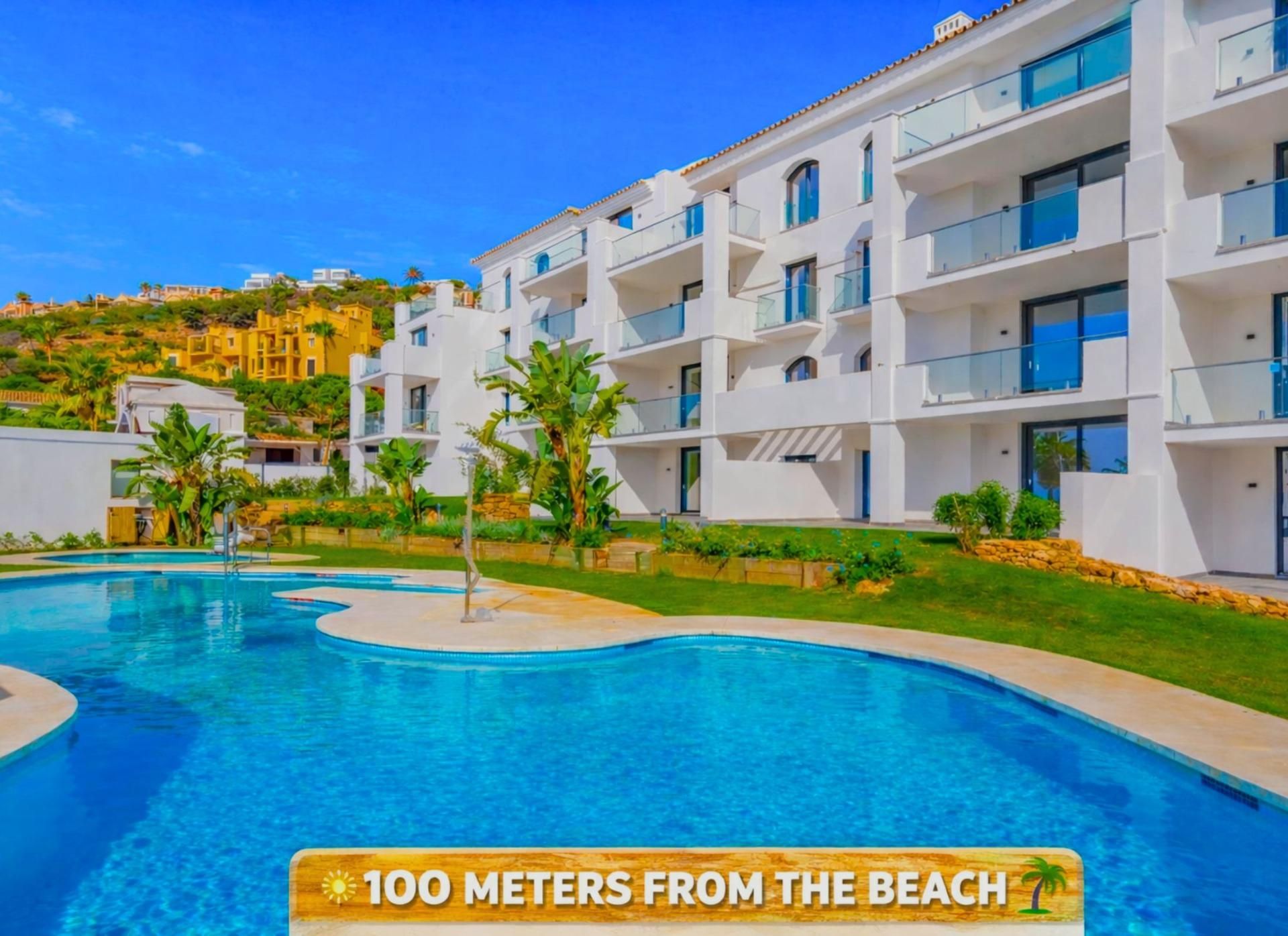 Außenansicht von Wohnungen zum Verkauf in Manilva mit Klimaanlage, Heizung und Privatgarten