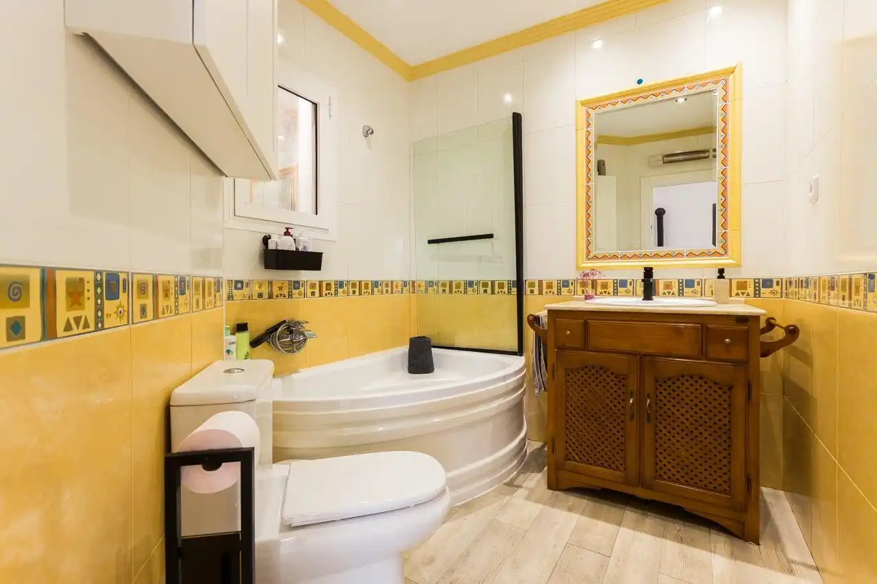 Badezimmer von Dachboden zum Verkauf in Elda mit Klimaanlage, Parkett und Terrasse