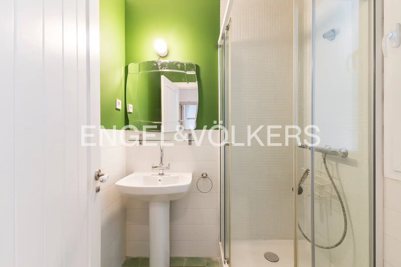 Baño de Piso de alquiler en Madrid con Calefacción, Parquet y Balcón