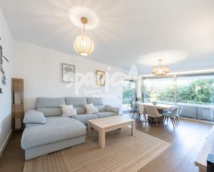 Living room of Flat for sale in Pozuelo de Alarcón  with Air Conditioner, Private garden and Terrace