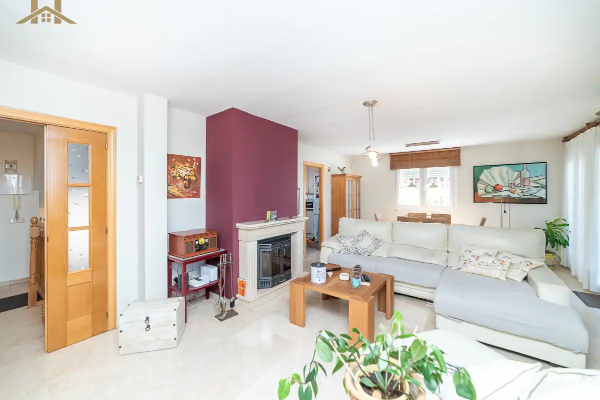 Sala d'estar de Casa o xalet en venda en Arroyomolinos (Madrid) amb Aire condicionat, Jardí privat i Terrassa