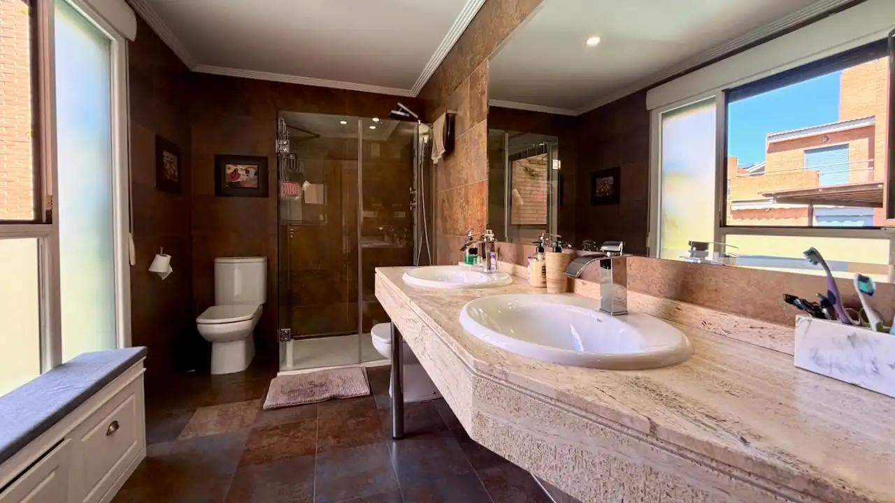 Baño de Casa o chalet en venta en Paracuellos de Jarama con Aire acondicionado, Calefacción y Jardín privado