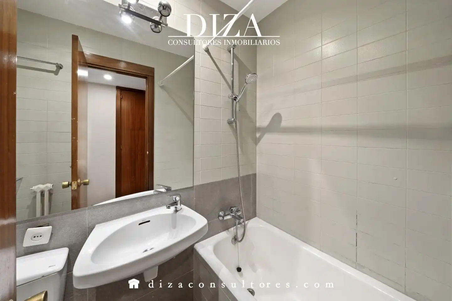 Bathroom of Flat for sale in Madrid  with Air Conditioner, Heating and Terrace