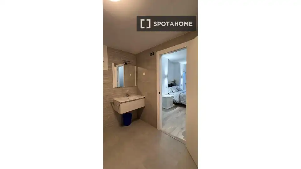 Baño de Piso para compartir en Alcalá de Henares con Aire acondicionado, Calefacción y Amueblado