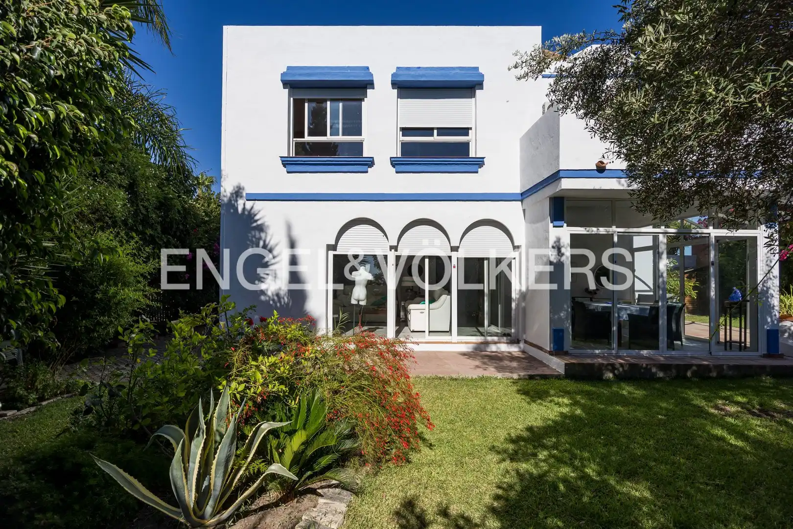 Vista exterior de Casa o xalet en venda en Sanlúcar de Barrameda amb Aire condicionat, Calefacció i Jardí privat