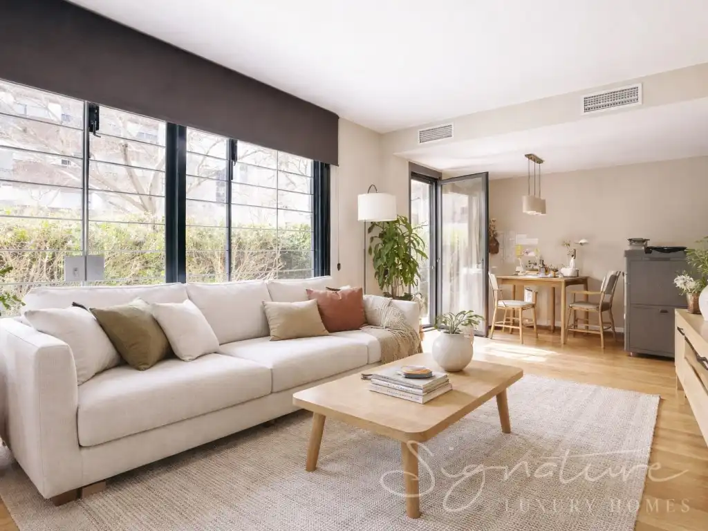 Sala d'estar de Planta baixa en venda en Sant Cugat del Vallès amb Aire condicionat, Jardí privat i Piscina