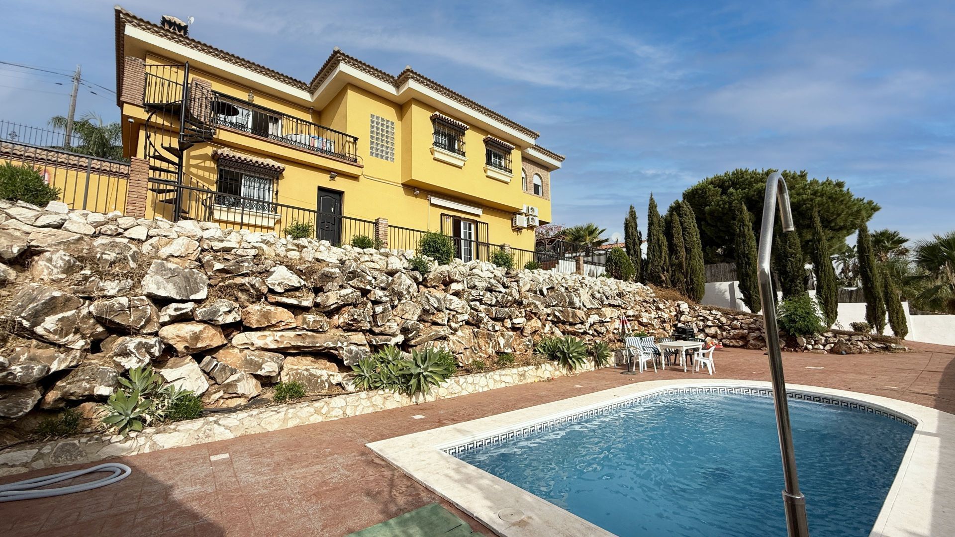 Vista exterior de Casa o xalet en venda en Alhaurín de la Torre amb Aire condicionat, Traster i Piscina