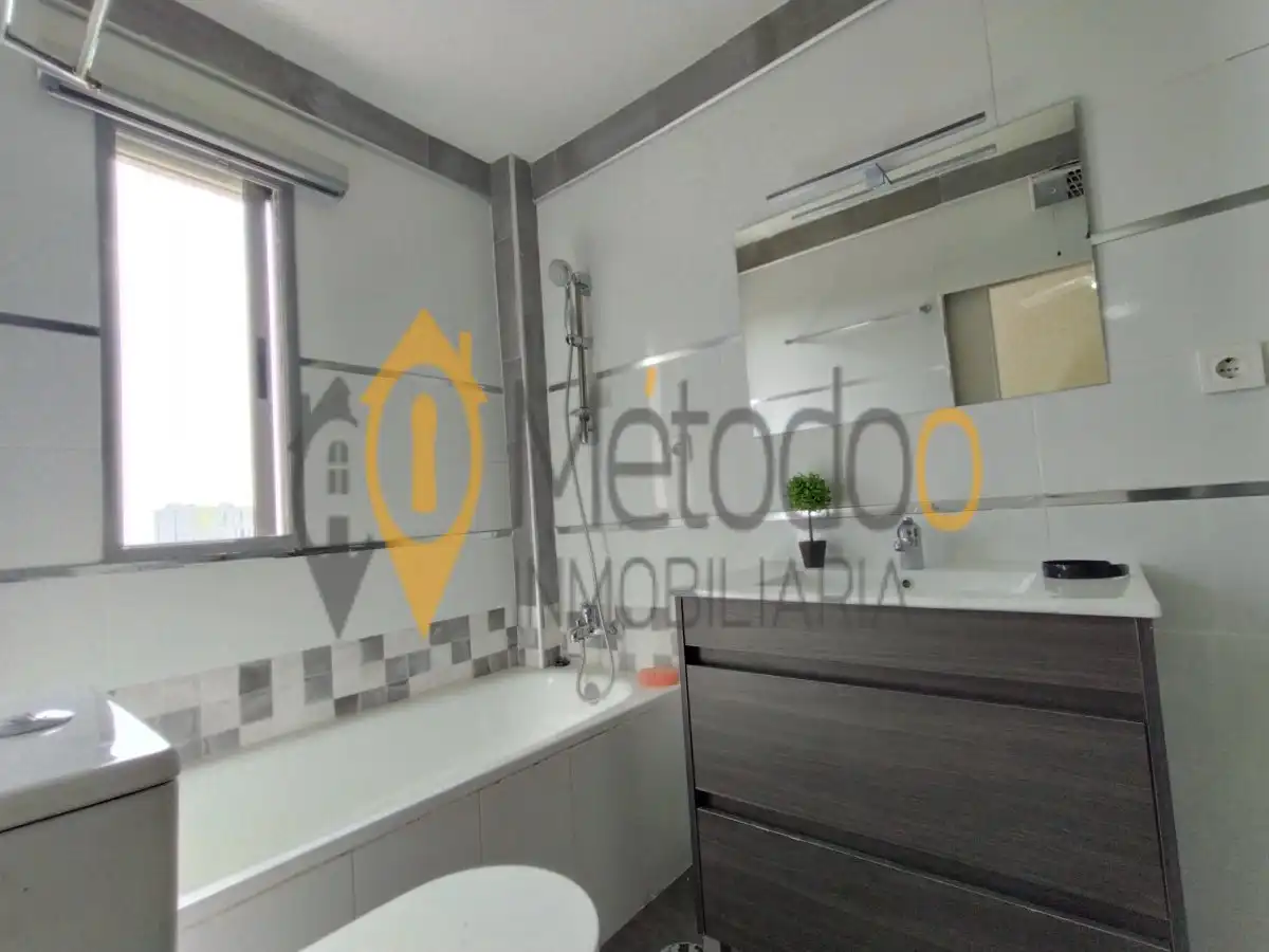 Bathroom of Flat for sale in Sevilla  with Air Conditioner, Heating and Storage room