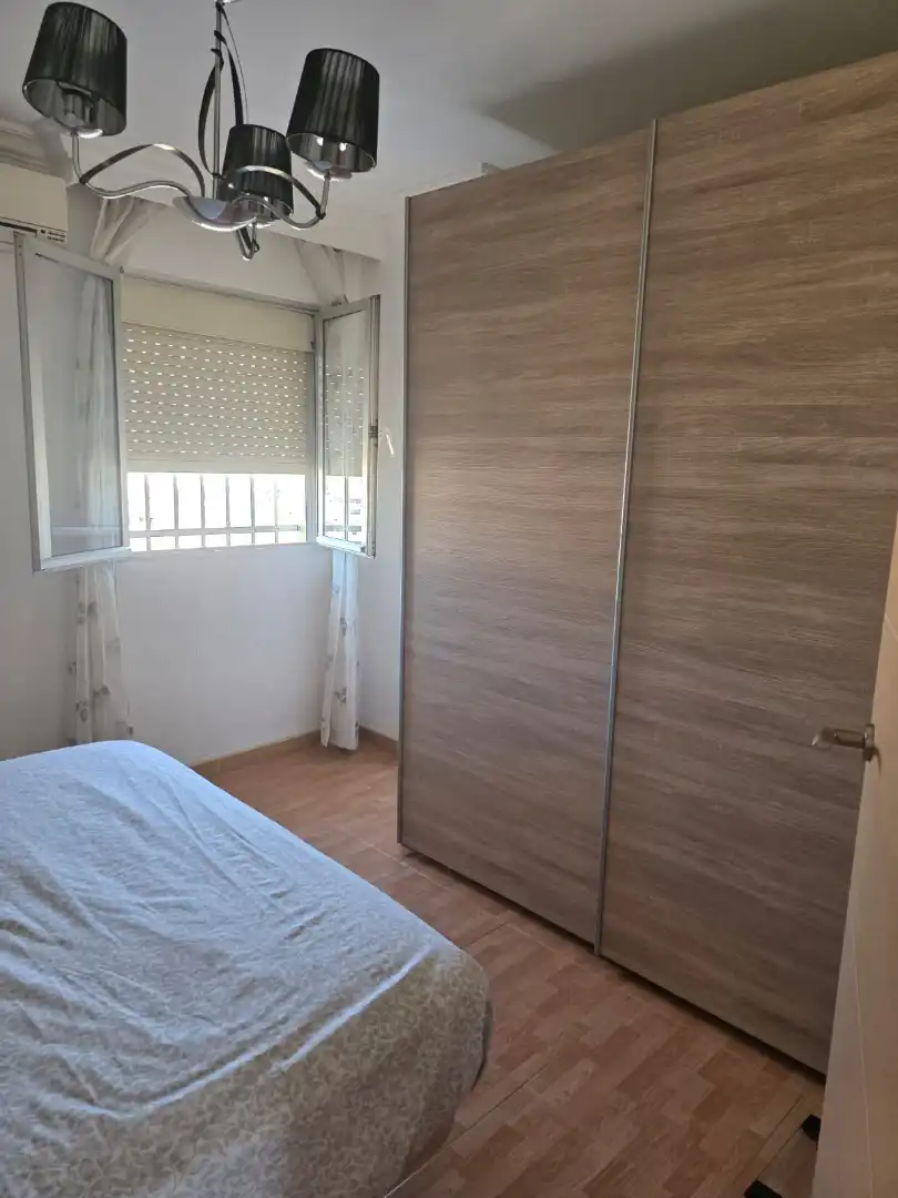 Schlafzimmer von Wohnung zum Verkauf in Sevilla mit Klimaanlage, Heizung und Ofen