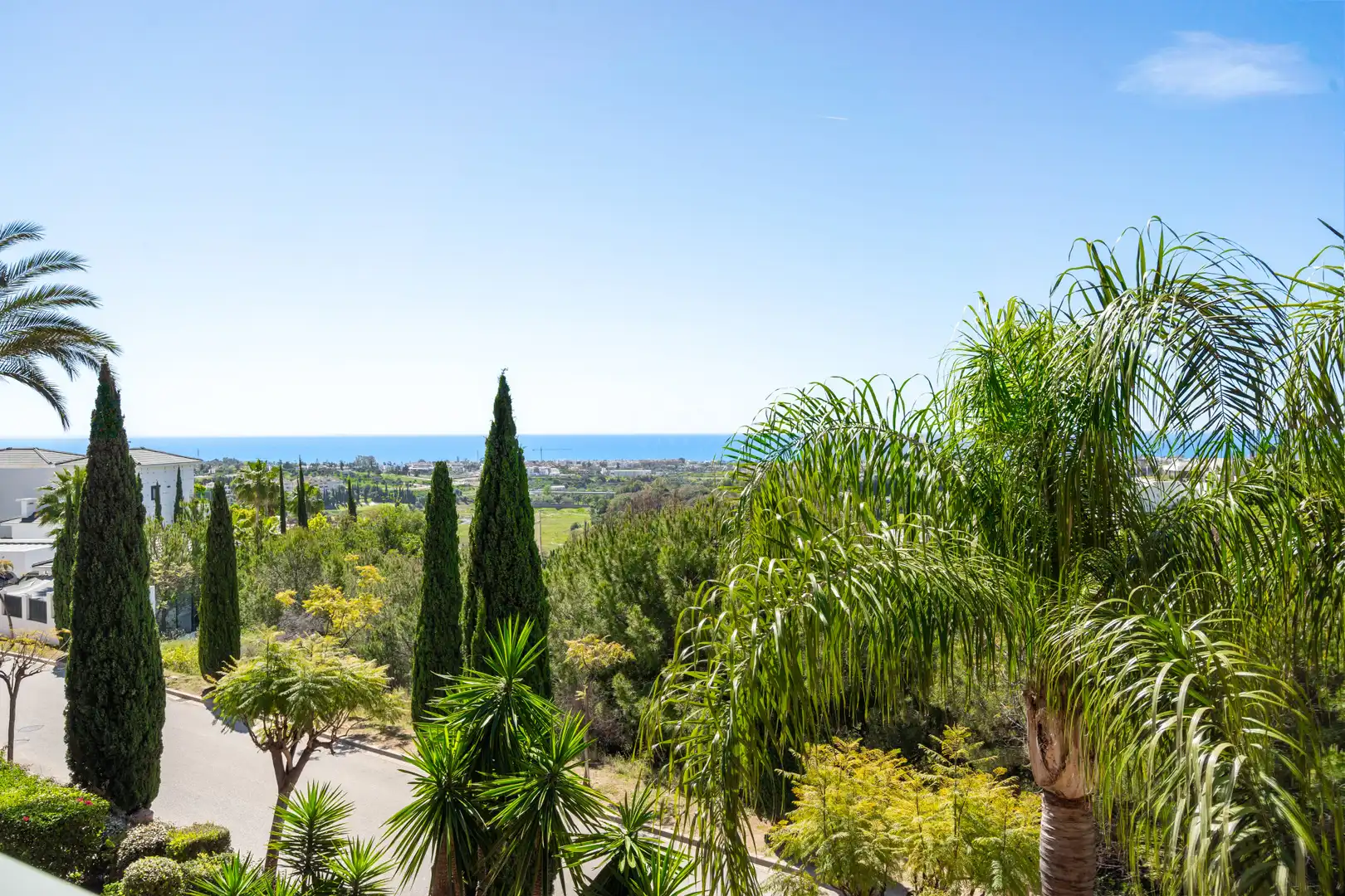 Vista exterior de Apartament en venda en Benahavís amb Aire condicionat, Terrassa i Piscina