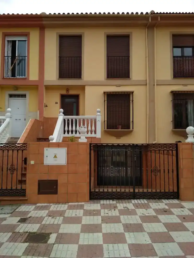 Vista exterior de Casa adosada en venda en Ronda amb Parquet, Traster i Moblat