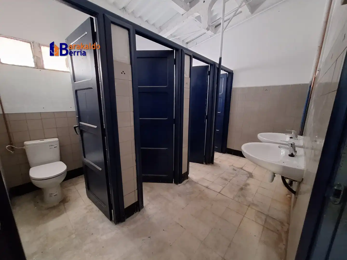 Badezimmer von Fabrikhallen zur Miete in Erandio