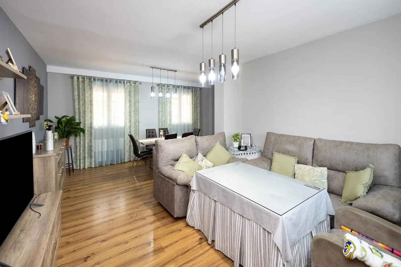 Sala d'estar de Casa adosada en venda en La Zubia amb Aire condicionat, Terrassa i Traster
