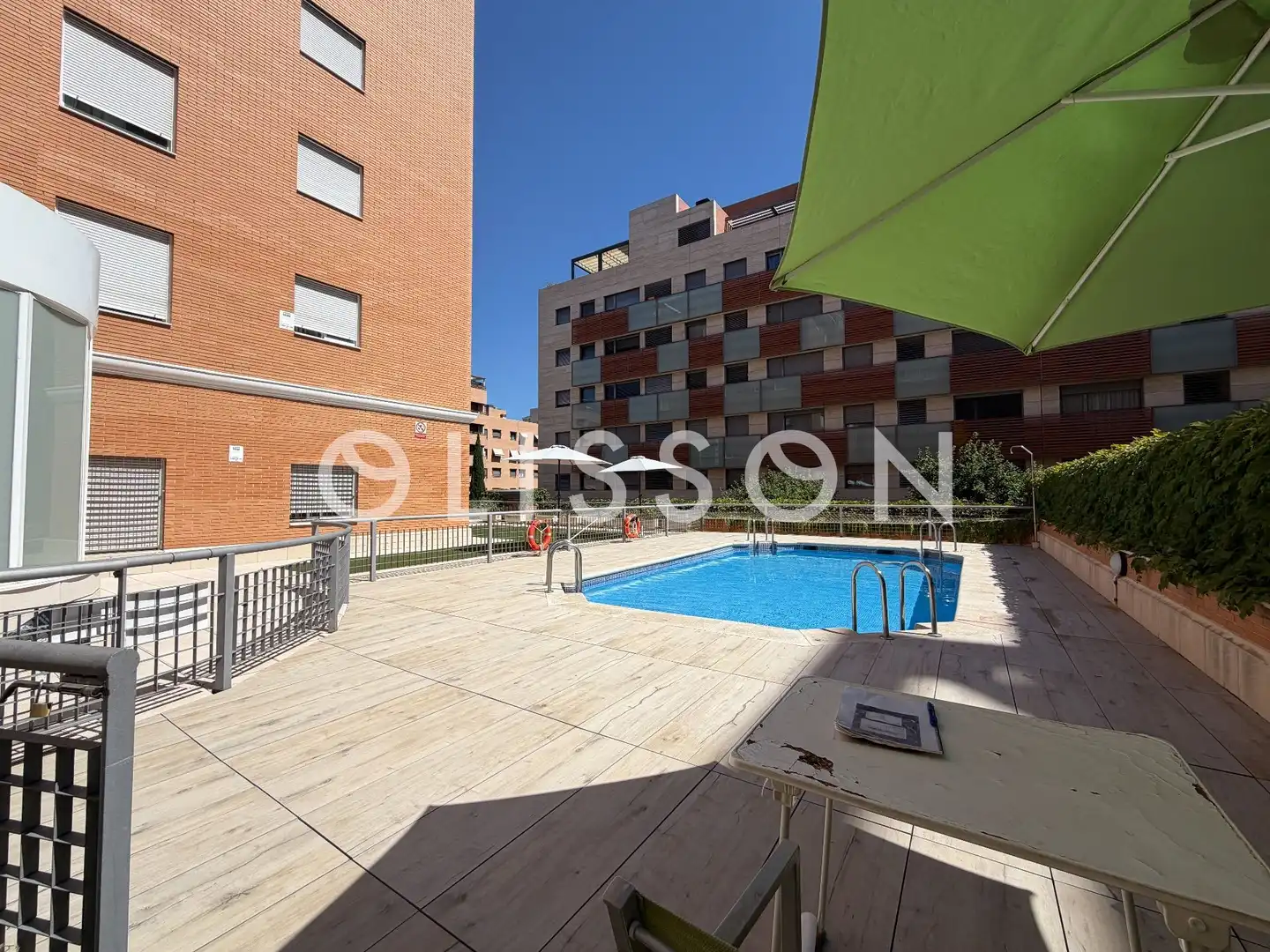 Piscina de Pis en venda en Madrid amb Aire condicionat