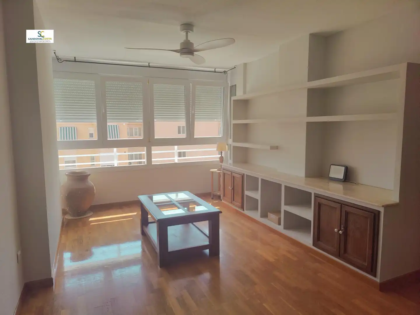 Sala de estar de Piso de alquiler en Alicante / Alacant con Parquet y Piscina comunitaria