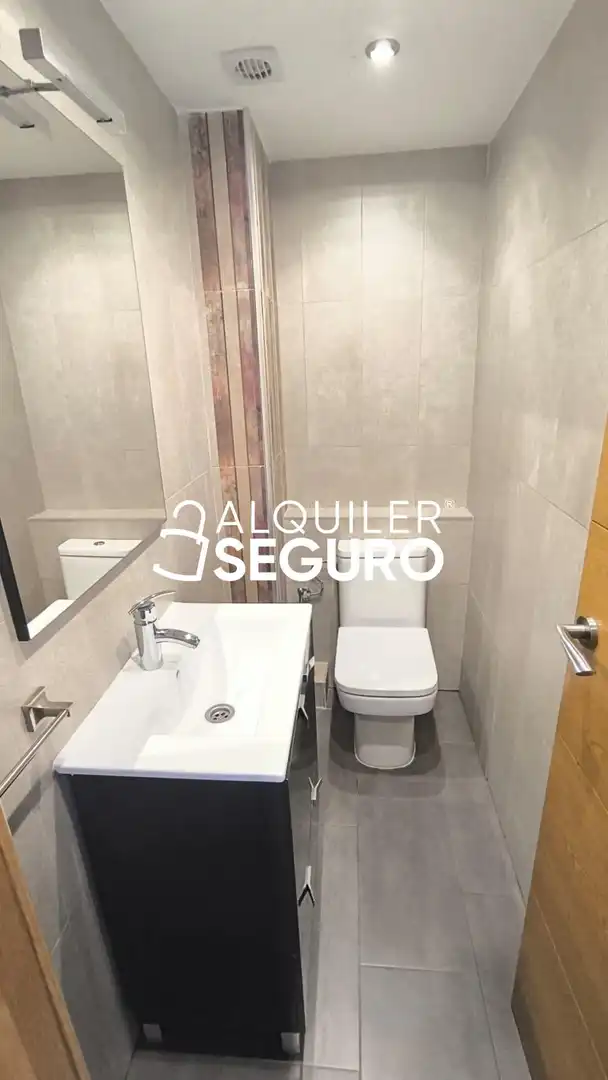 Baño de Piso de alquiler en Sevilla con Terraza y Amueblado