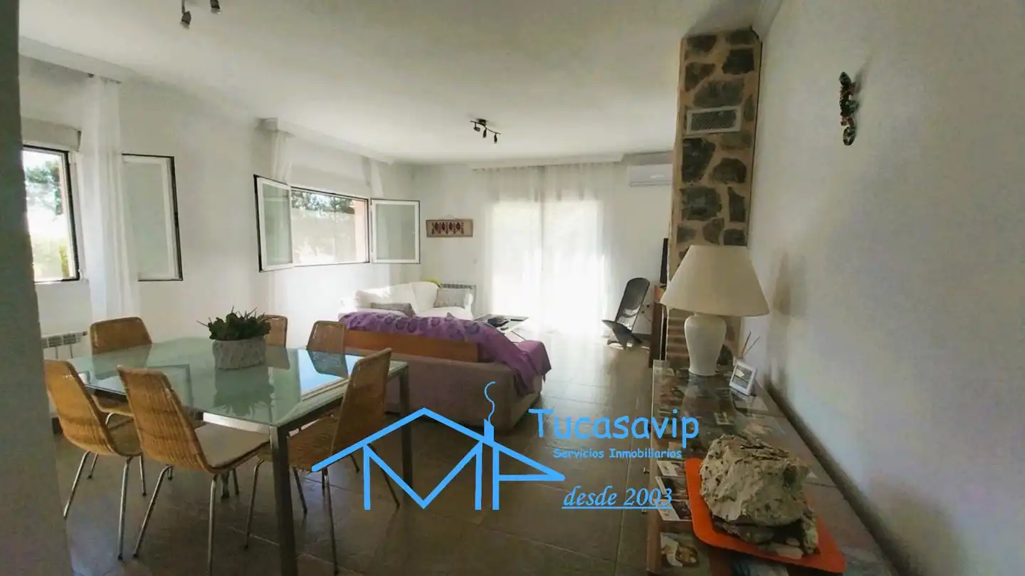 Sala d'estar de Casa o xalet en venda en El Tiemblo  amb Jardí privat i Terrassa