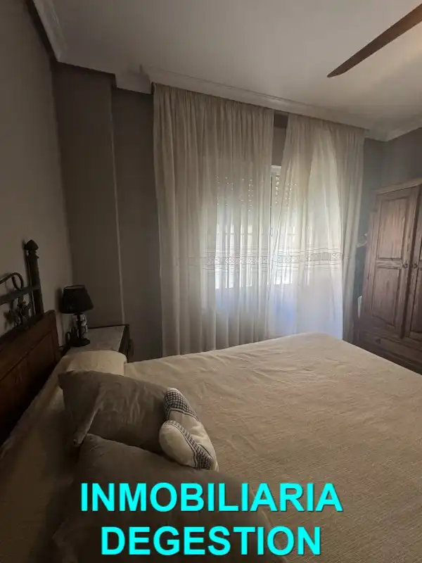 Dormitori de Casa adosada en venda en Linares amb Aire condicionat, Calefacció i Jardí privat