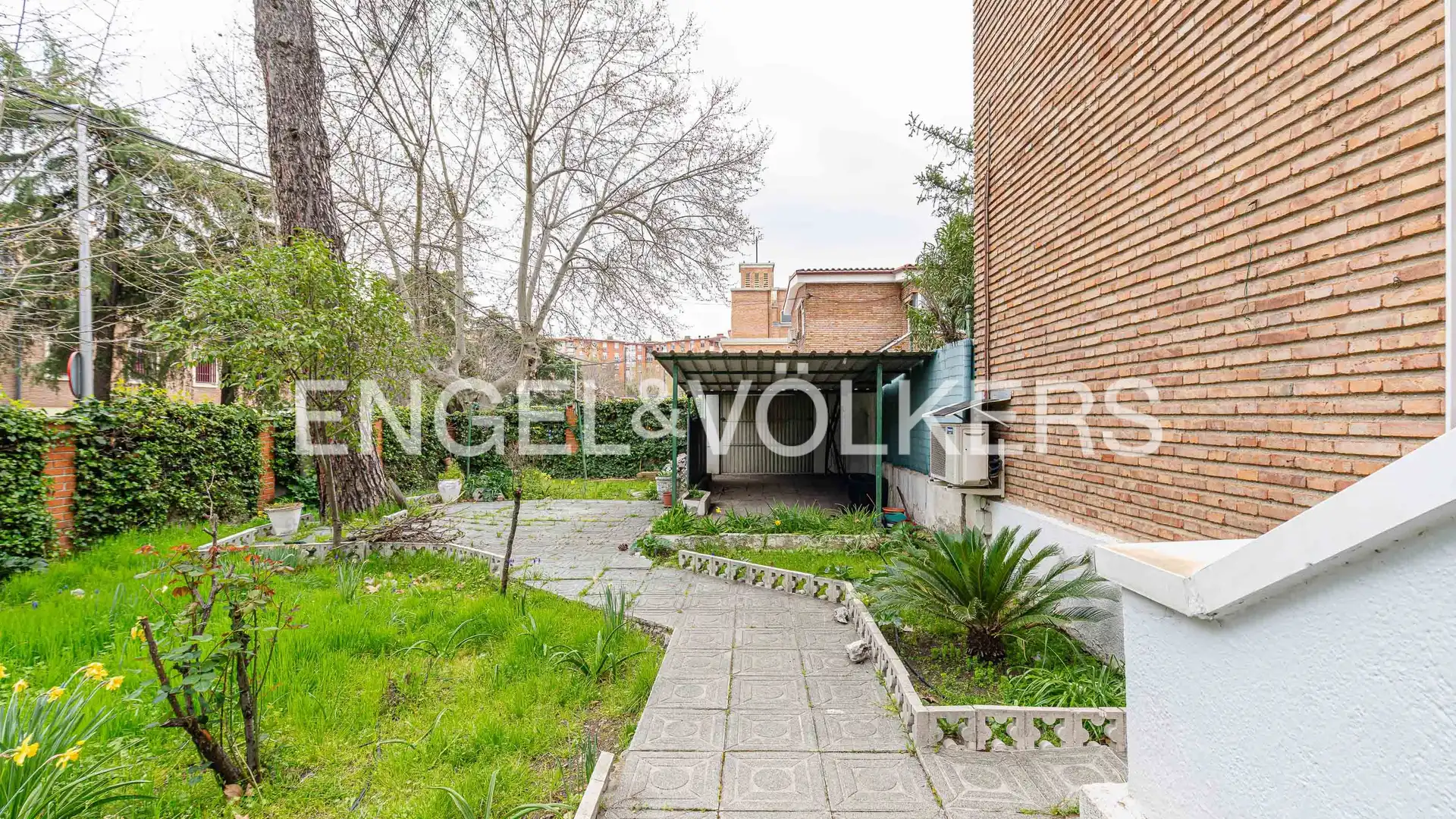 Exterior view of Single-family semi-detached for sale in  Madrid Capital  with Air Conditioner, Heating and Private garden