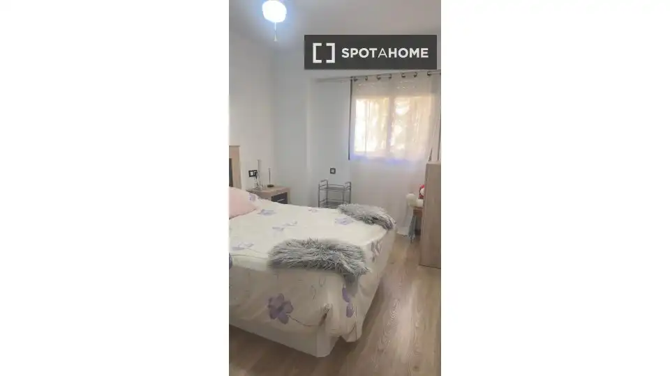 Bedroom of Flat for share in Valencia  with Air Conditioner, Heating and Terrace