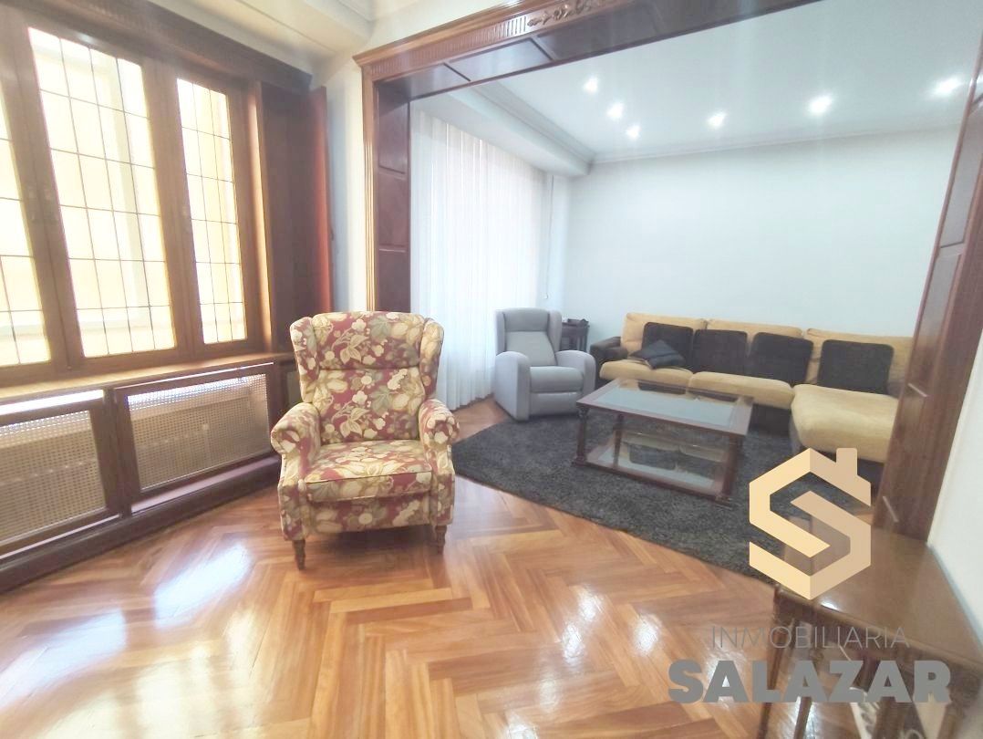 Sala d'estar de Pis en venda en Bilbao  amb Calefacció, Traster i Balcó