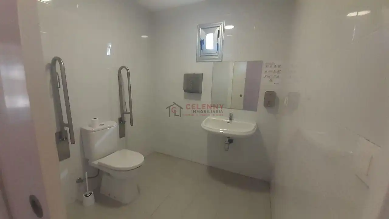 Badezimmer von Geschaftsraum zum Verkauf in Vilar de Santos mit Klimaanlage und Möbliert