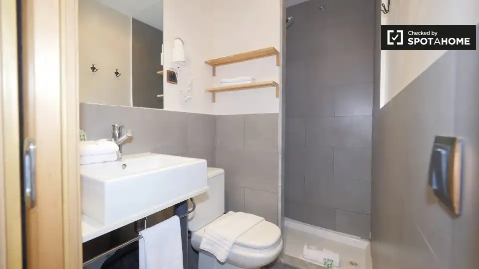Bathroom of Flat for rent in Barcelona  with Air Conditioner, Heating and Furnished
