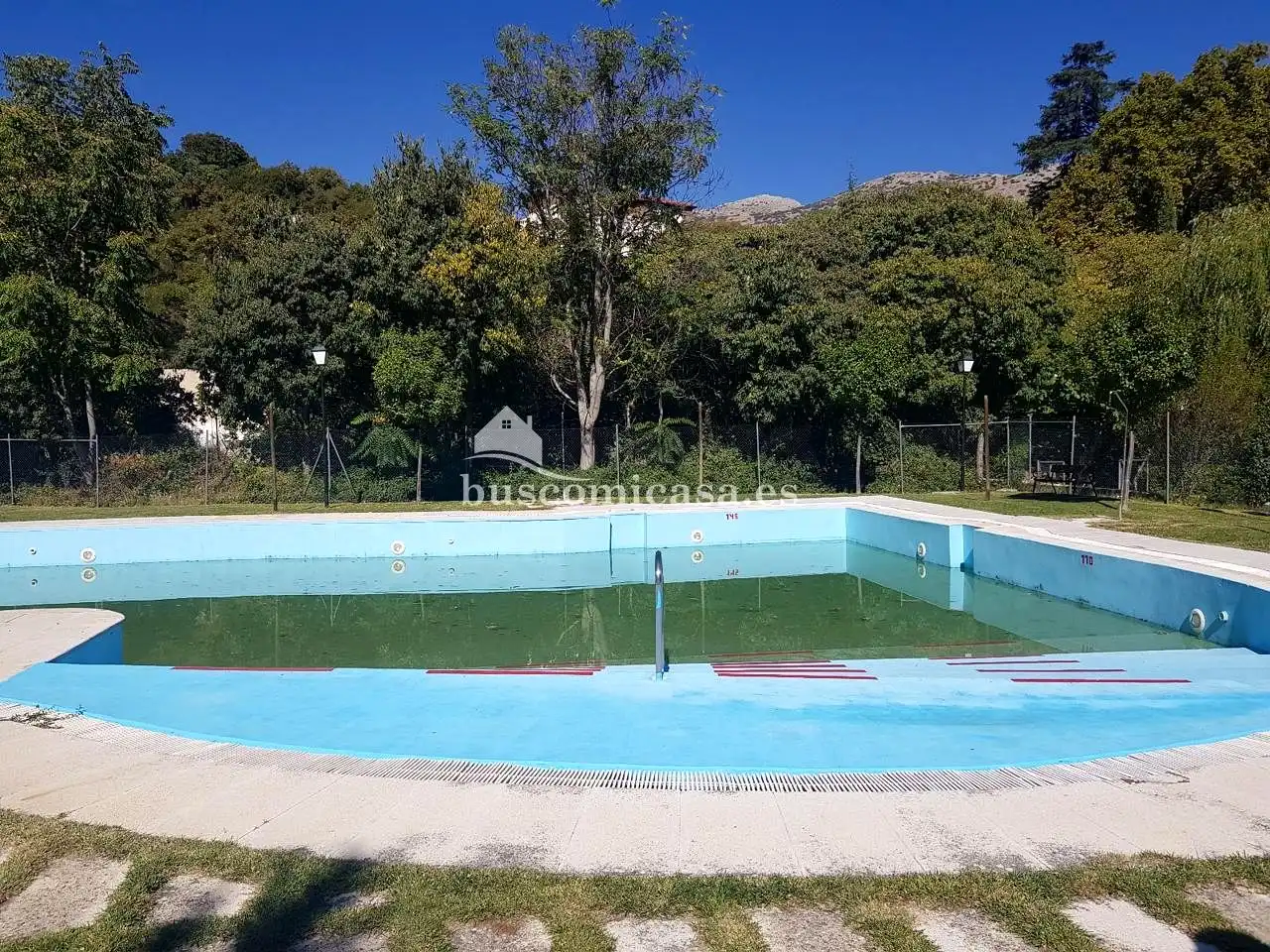 Piscina de Casa adosada en venda en Jaén amb Aire condicionat, Calefacció i Terrassa