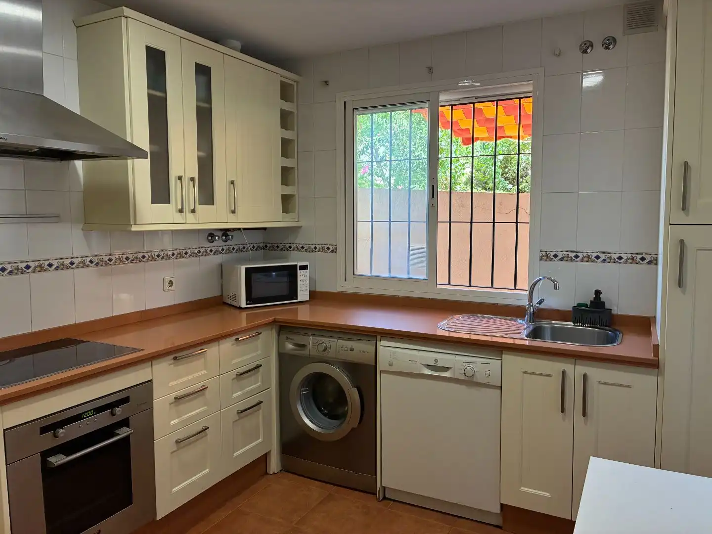 Küche von Maisonette zur Miete in Dos Hermanas mit Klimaanlage, Privatgarten und Abstellraum