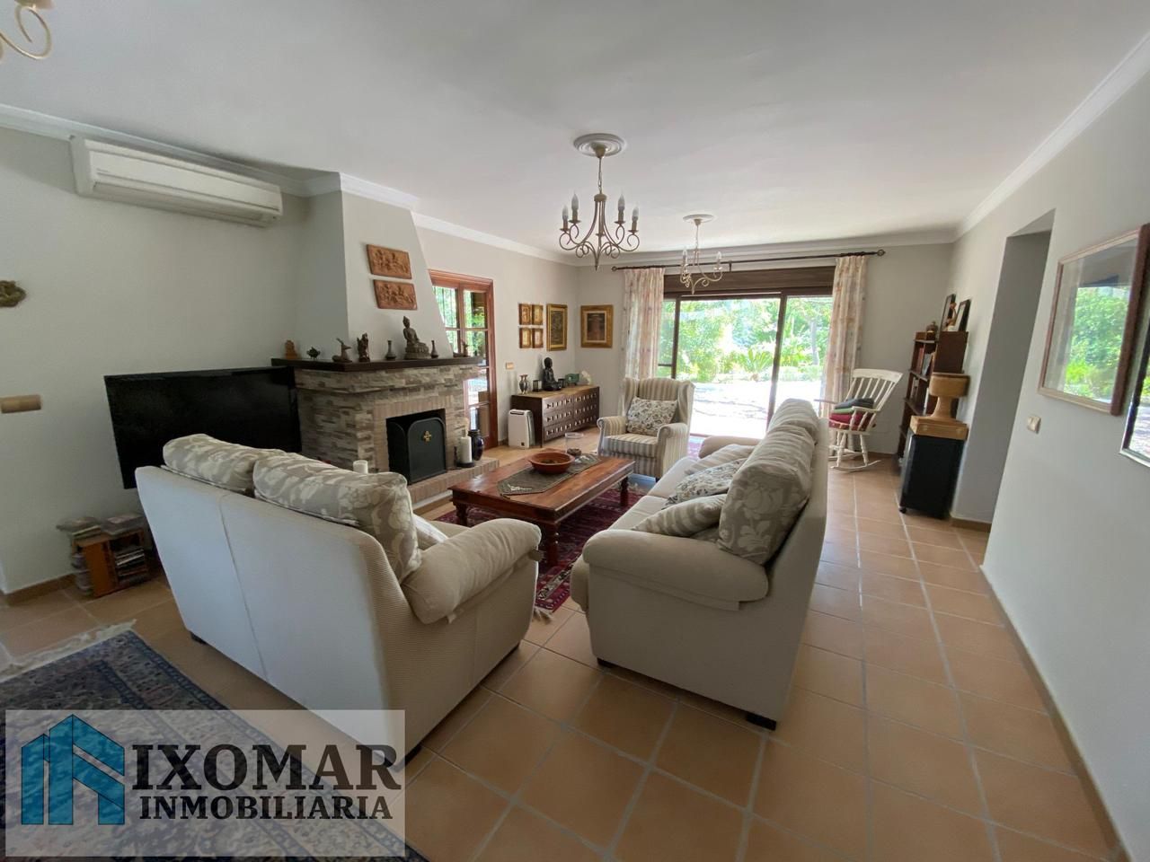 Sala d'estar de Finca rústica en venda en Estepona amb Jardí privat, Terrassa i Piscina