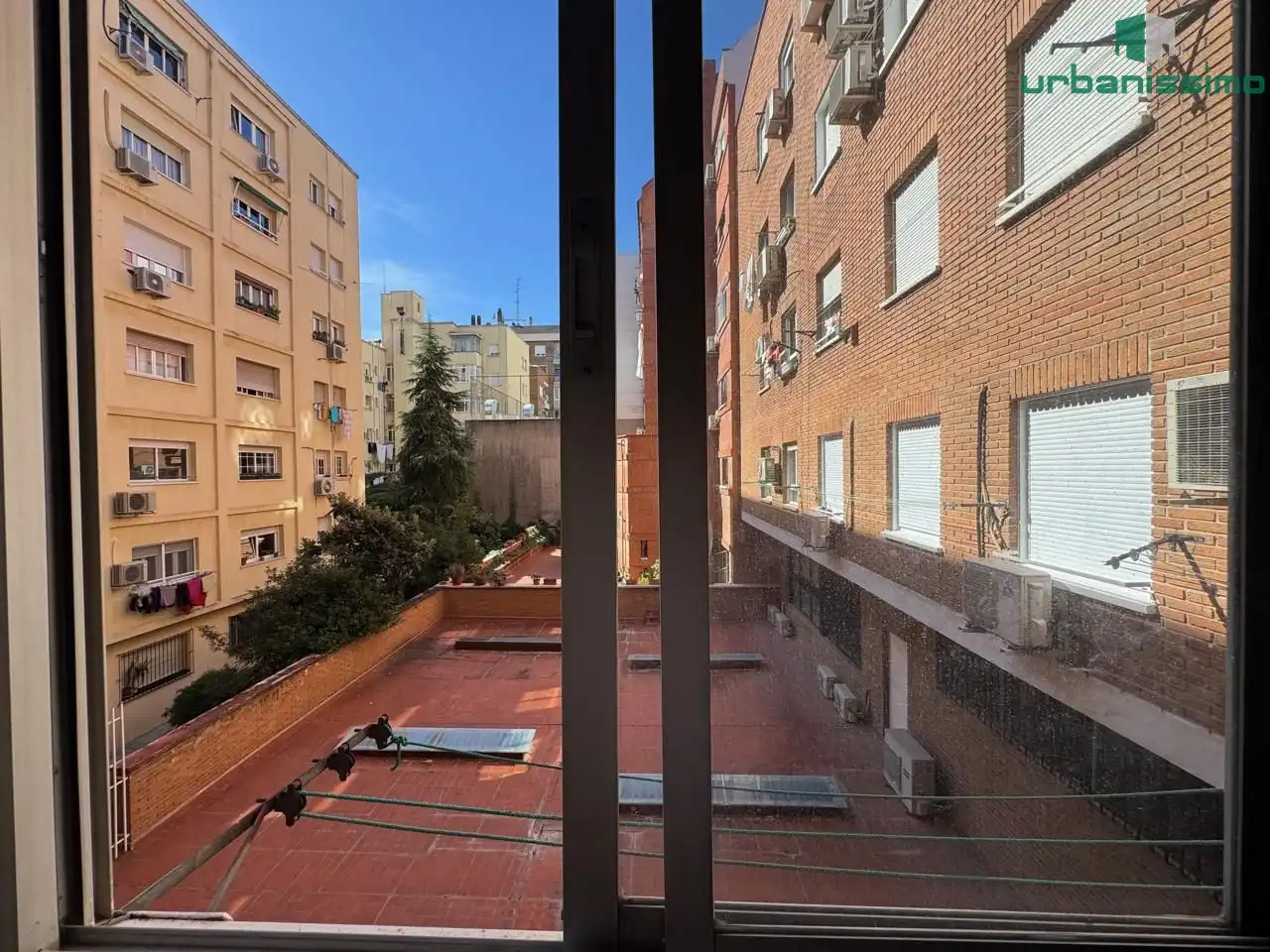 Exterior view of Flat for sale in Barrio de Salamanca