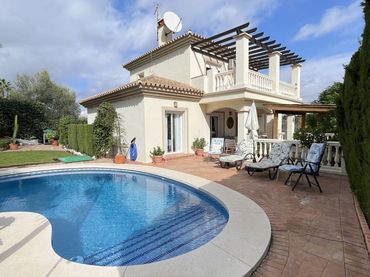 Villa con piscina in vendita a Calle Reyes Católicos 7