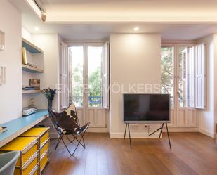 Sala d'estar de Apartament en venda en  Madrid Capital amb Aire condicionat i Balcó