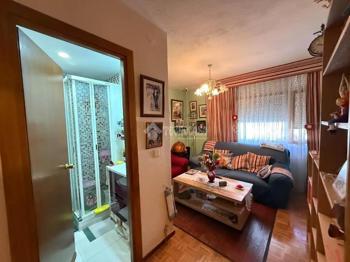 Living room of Flat for sale in Madrid  with Heating, Parquet flooring and Storage room