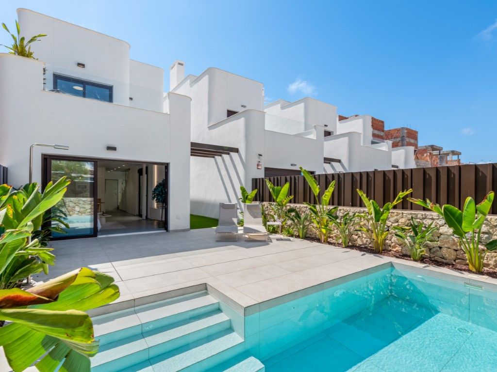 Vista exterior de Casa o xalet en venda en Pilar de la Horadada amb Piscina