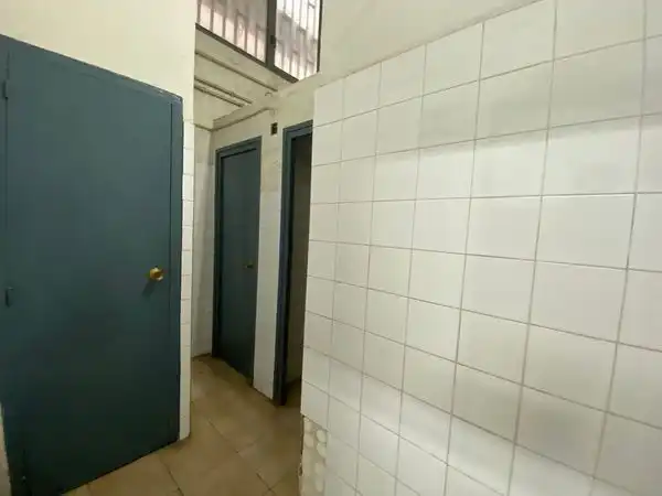 Baño de Nave industrial en venta en L'Hospitalet de Llobregat con Calefacción y Alarma